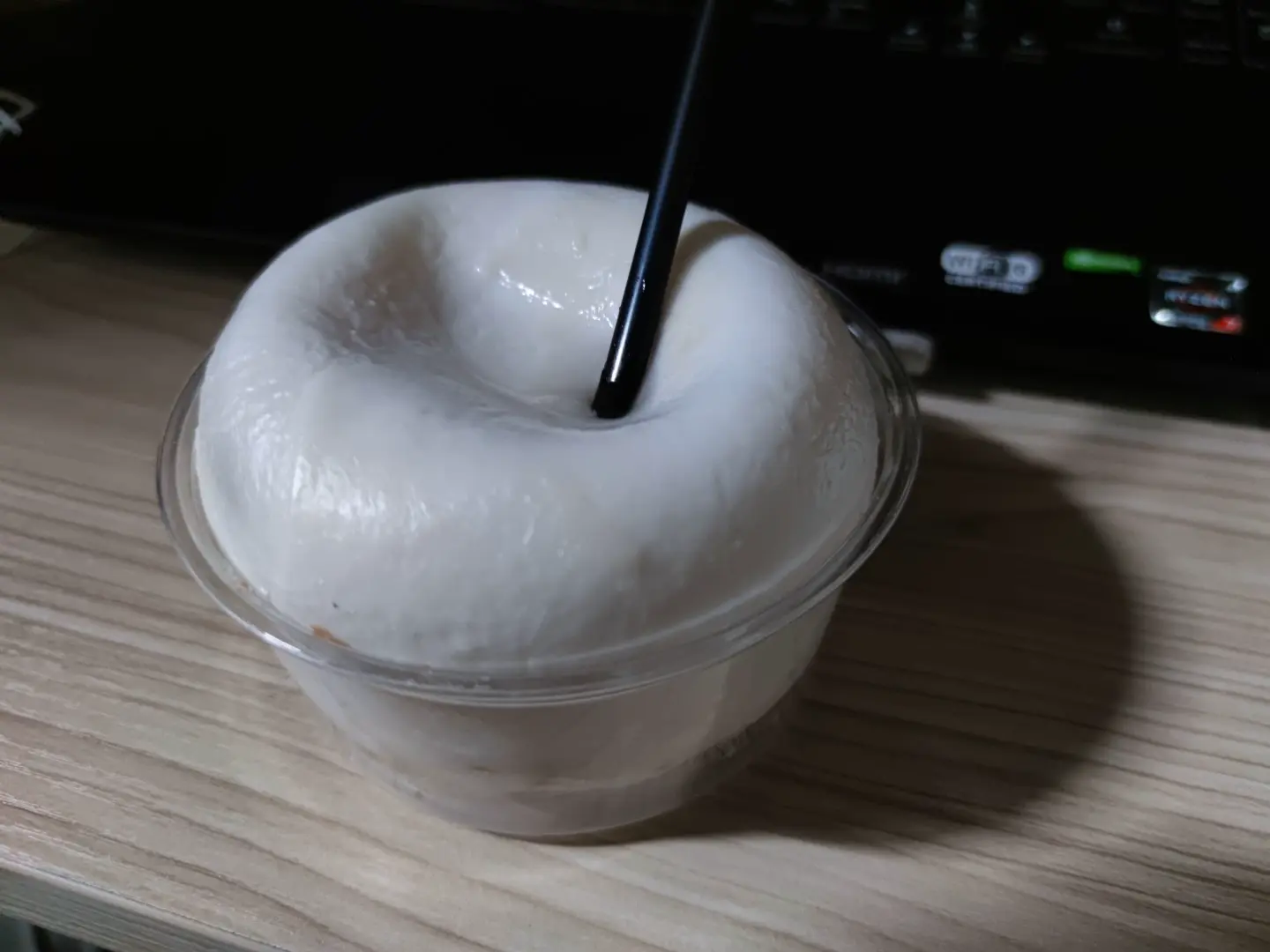 扎个吸管喝椰汁